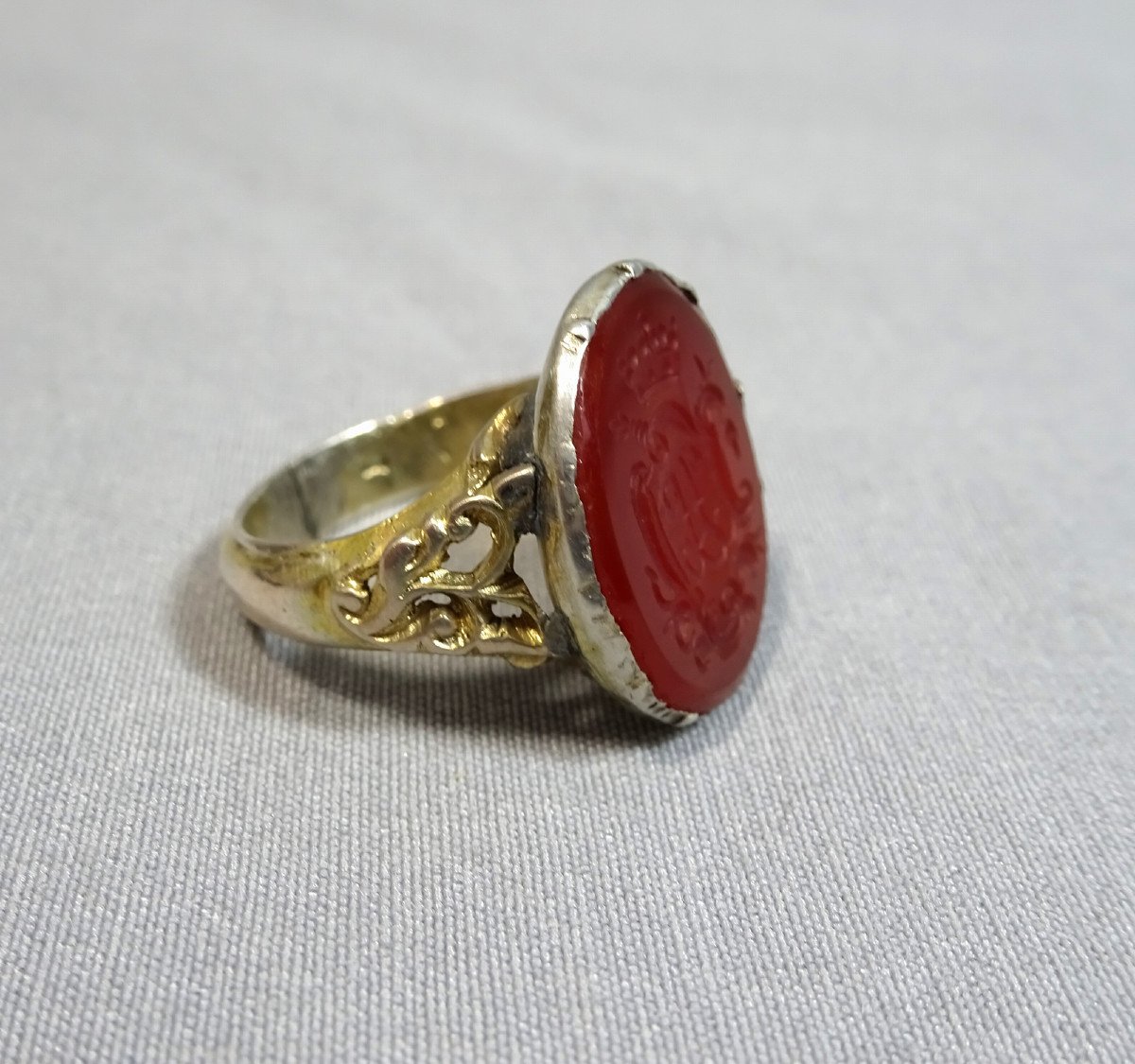 Medieval Ring With Carnelian Agate Intaglio Seal With Heraldic Engraving, Coat Of Arms & Crown Of Marquis-photo-2
