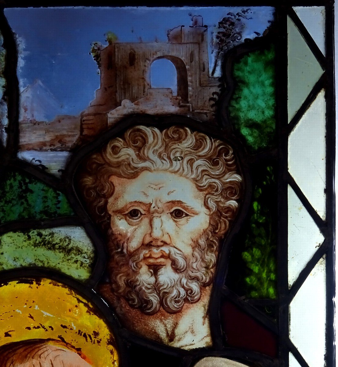 Vitrail Polychrome Epoque Renaissance &agrave; D&eacute;cor de Quatre Visages Masculins Encadrant la Vierge et de Ruines d Architectures-photo-4