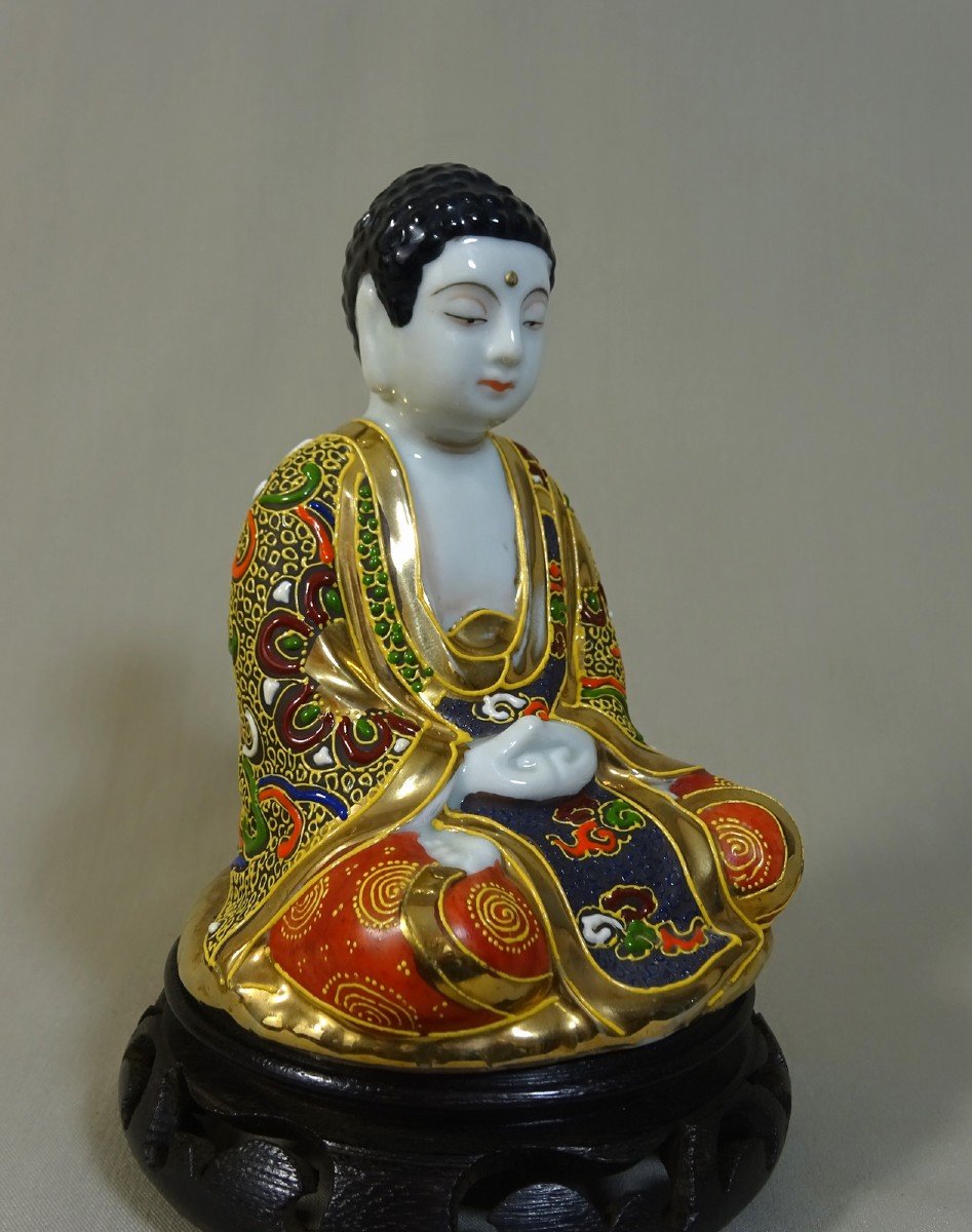 Japon Satsuma ou Kutani, Bouddha Ancien En Porcelaine Aux Emaux Polychrome et Or, Signé en Rouge de Fer-photo-1