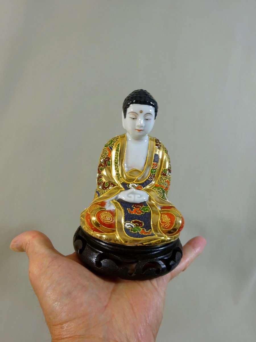 Japon Satsuma ou Kutani, Bouddha Ancien En Porcelaine Aux Emaux Polychrome et Or, Signé en Rouge de Fer-photo-7