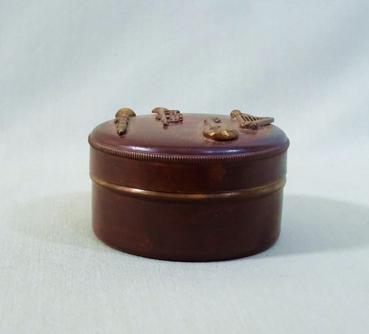 Old Circular Copper Dinanderie Rosin Box With Applied Musical Instrument Decoration-photo-3