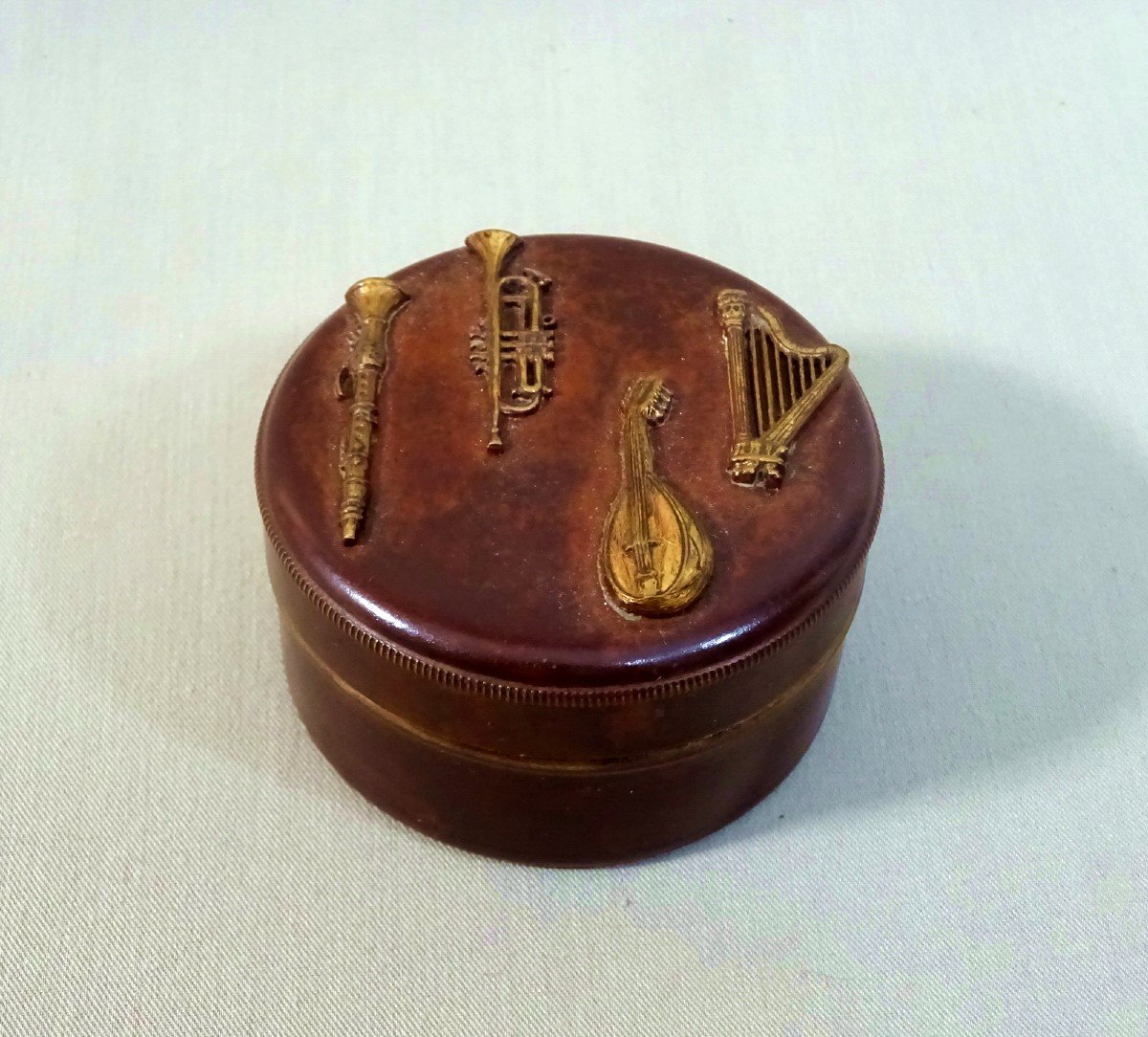 Old Circular Copper Dinanderie Rosin Box With Applied Musical Instrument Decoration-photo-4