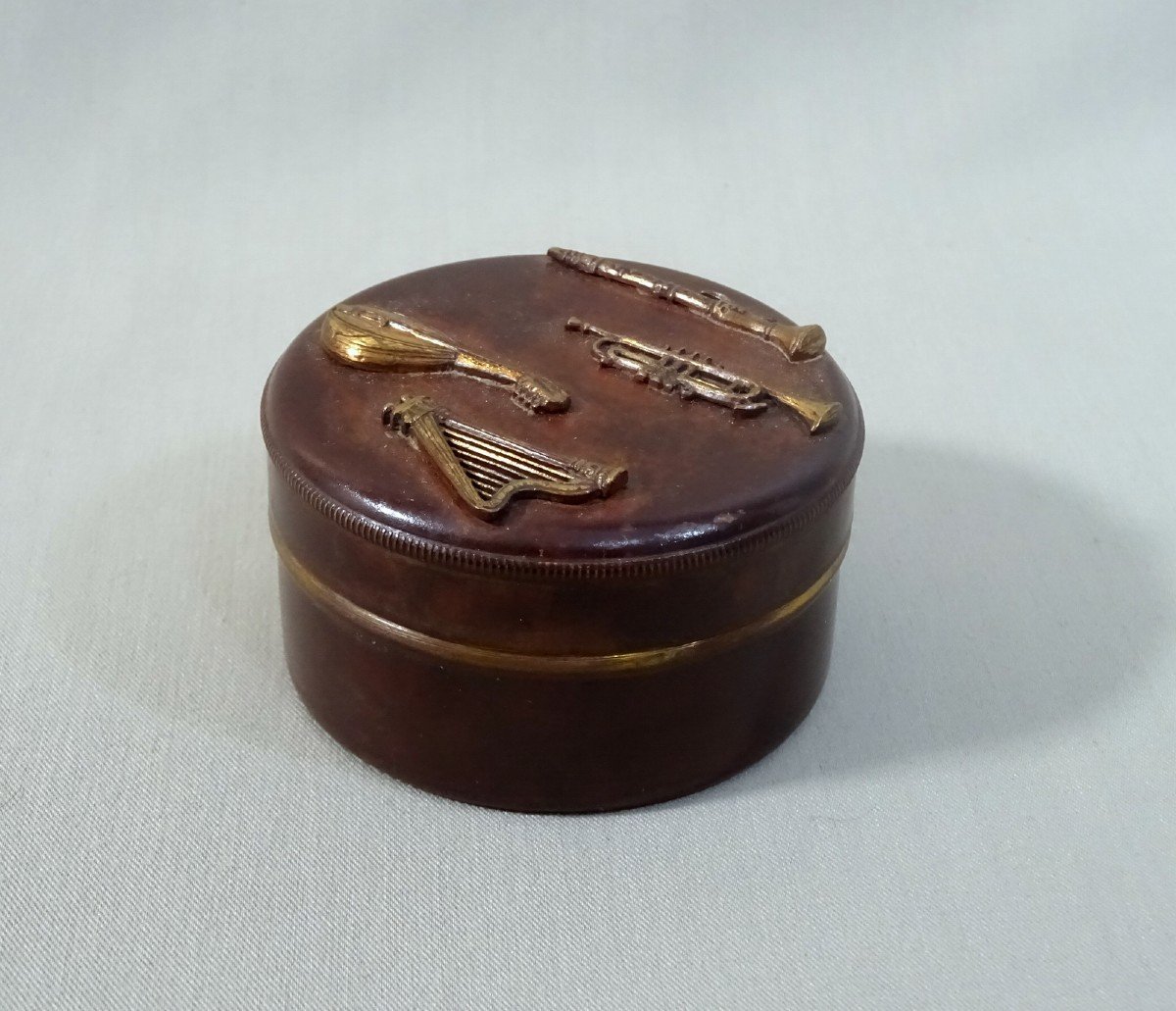 Old Circular Copper Dinanderie Rosin Box With Applied Musical Instrument Decoration-photo-3
