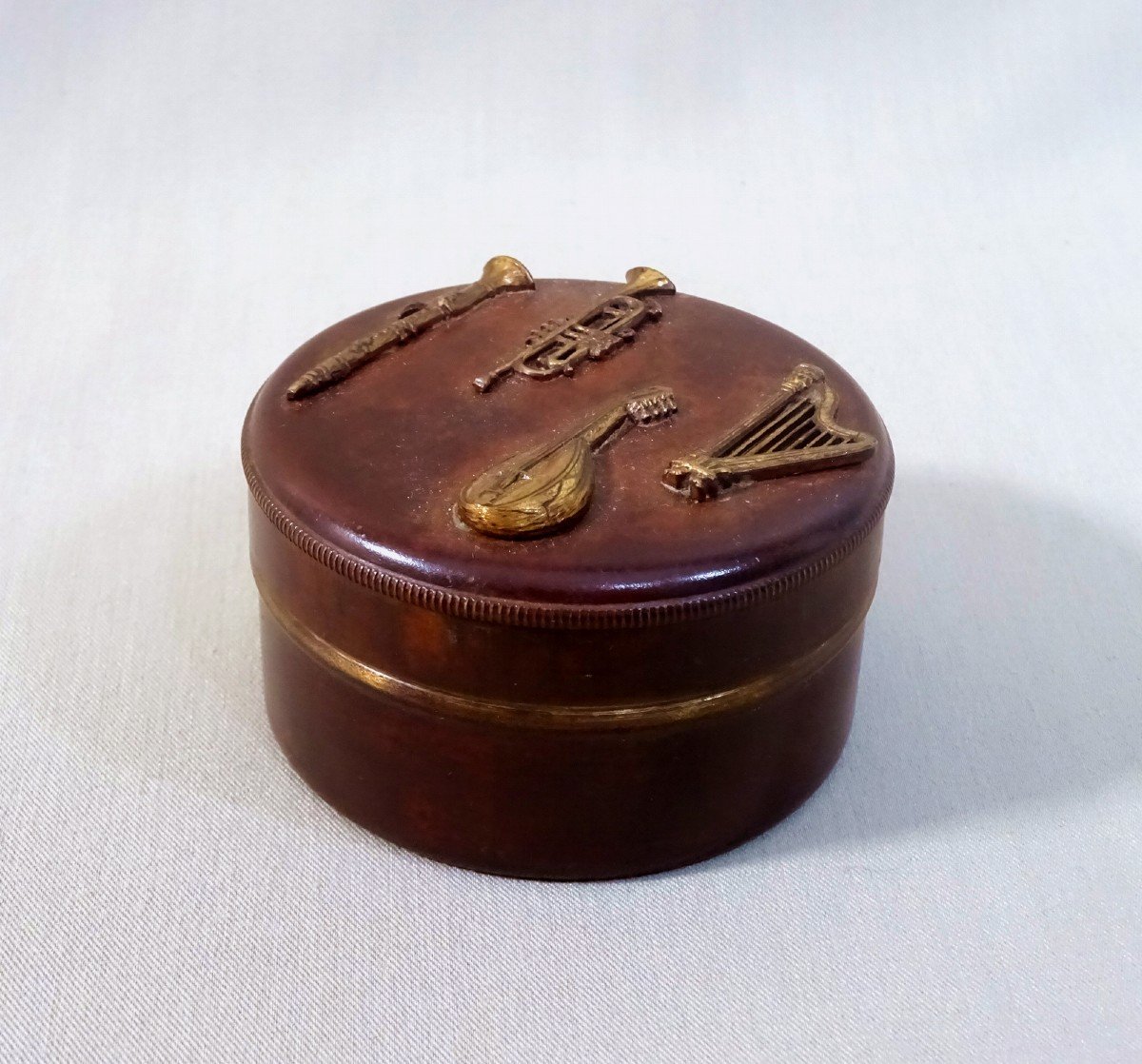 Old Circular Copper Dinanderie Rosin Box With Applied Musical Instrument Decoration-photo-4