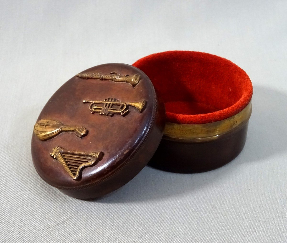 Old Circular Copper Dinanderie Rosin Box With Applied Musical Instrument Decoration-photo-6