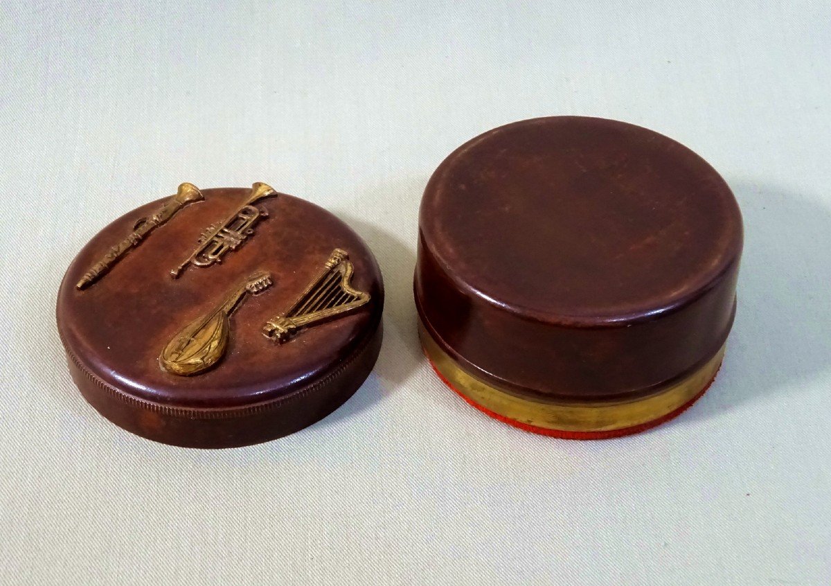 Old Circular Copper Dinanderie Rosin Box With Applied Musical Instrument Decoration-photo-7