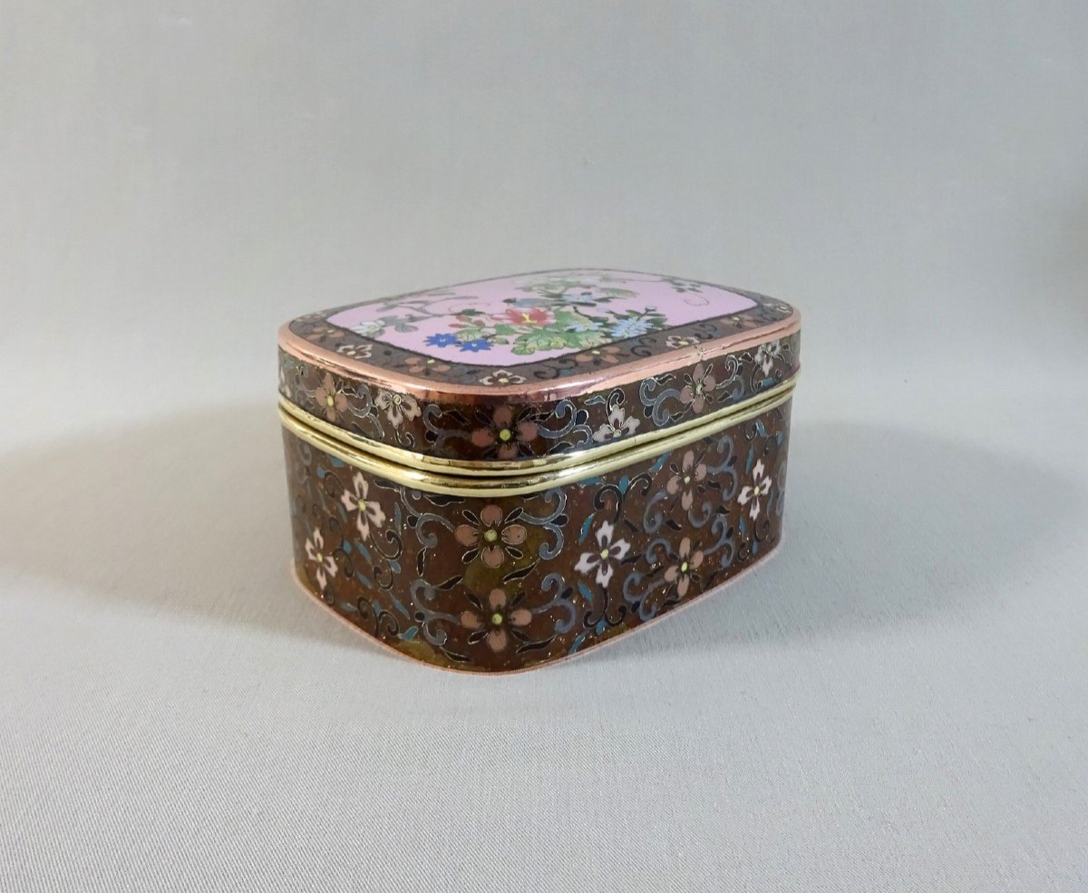 Japon XIX&egrave;me Si&egrave;cle &Egrave;re Meiji, Bo&icirc;te ou Coffret &agrave; Bijoux de Forme Coussin En Cuivre D&eacute;cor&eacute; Aux Emaux Cloisonn&eacute;es-photo-1