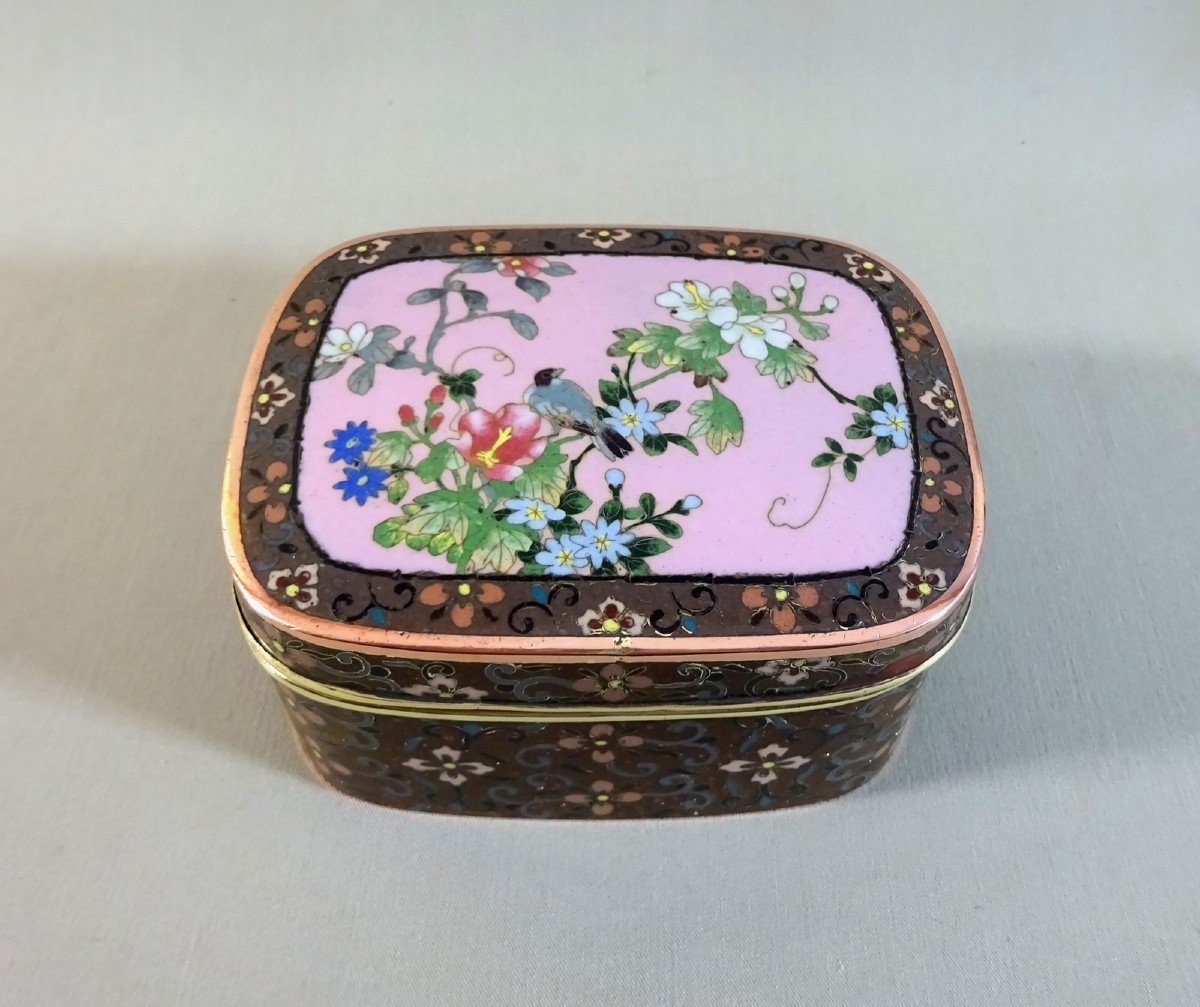 Japon XIX&egrave;me Si&egrave;cle &Egrave;re Meiji, Bo&icirc;te ou Coffret &agrave; Bijoux de Forme Coussin En Cuivre D&eacute;cor&eacute; Aux Emaux Cloisonn&eacute;es