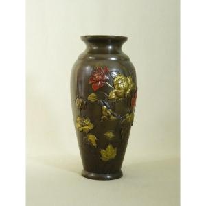 Japon, Période Meiji, XIXeme Siècle, Vase En Shibuichi à Patine Suaka à Décor Incrusté, Doré, Argenté et Ciselé