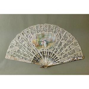 Broken Type Fan From The 19th Century, Signed R Serand, Mother-of-pearl Strands, Romantic Scene