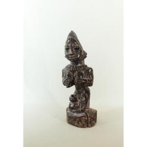 Ancienne statuette en Bois figurant une Femme allaitant, Ibedji, Yoruba, Nigéria