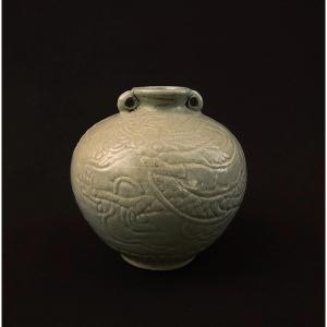 Chine Dynastie des Song, Vase Pansu à Décor en Relief d'un Dragon Pourchassant la Perle Sacrée