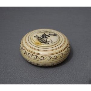 Curiosa,  petite boite érotique Ancienne Abritant une Charmante Scène Grivoise