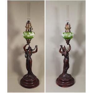 Lampe à Pétrole Art Nouveau Signée, Sculpture Femme fleur et Réservoir émaillée de Visages
