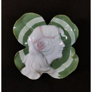 Boîte Epoque Art Nouveau en Porcelaine à Décor de Femme Fleur en Forme de Trèfle