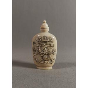 19th-century Snuff Bottle Decorated With Dragons And Phoenixes Amid Clouds 