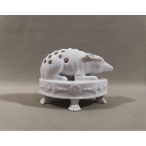 Porte Cure dents en Porcelaine de Paris Figurant un Porc-Epic, Epoque Premier Empire