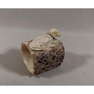 Chasse à Courre, Vénerie, Coulant, Rond de Serviette, Bois de Cerf Sculpté d'un Chien Courant