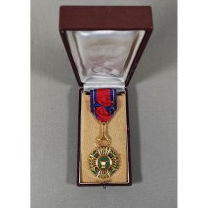 Cambodge  Ordre royal du Sahametrei, Médaille d'Officier Bronze Doré Emaillé,  Bélière Pagode
