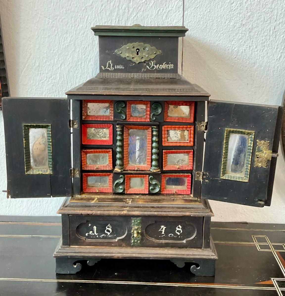 Cabinet De Curiosités En Miniature En Bois Noirci ,tirol XVIIeme Siècle 