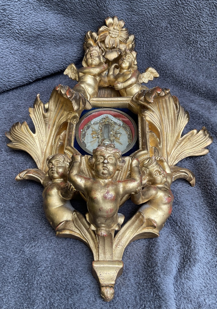 Benitier - Reliquaire “ de la Couronne d’Épines ” entouré d‘angelots , bois sculpté,doré XVIIIe