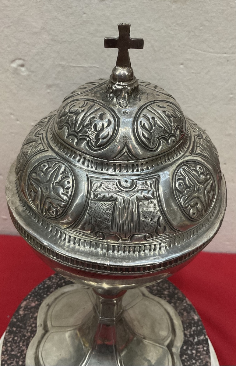 Ciboire en Argent, repoussée à Décor médaillons et instruments de le Passion, Fin XVII ième -photo-2