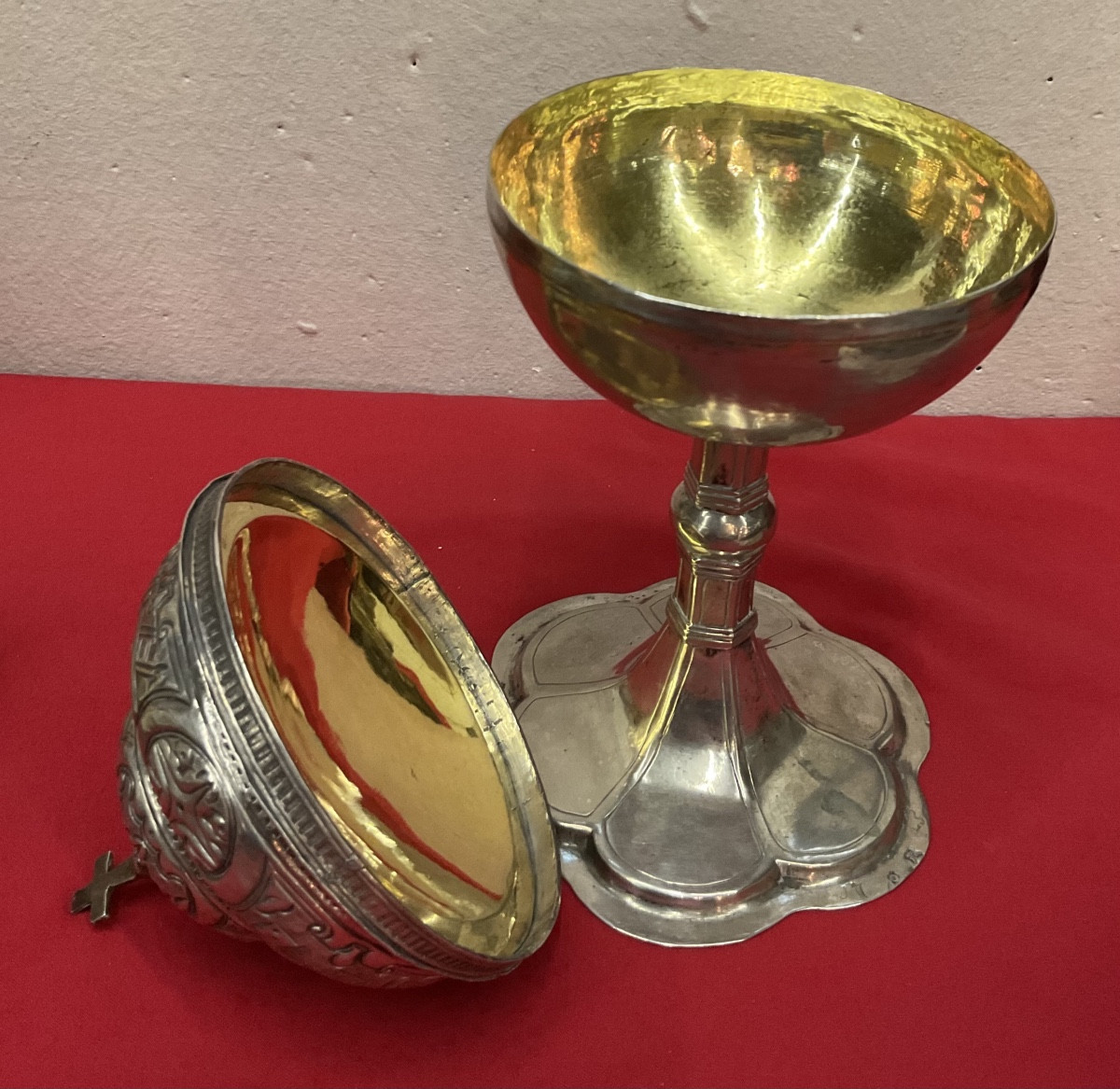 Ciboire en Argent, repoussée à Décor médaillons et instruments de le Passion, Fin XVII ième -photo-3