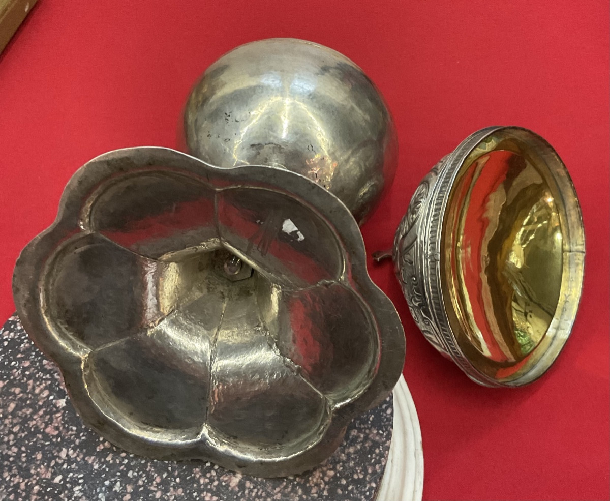 Ciboire en Argent, repoussée à Décor médaillons et instruments de le Passion, Fin XVII ième -photo-2