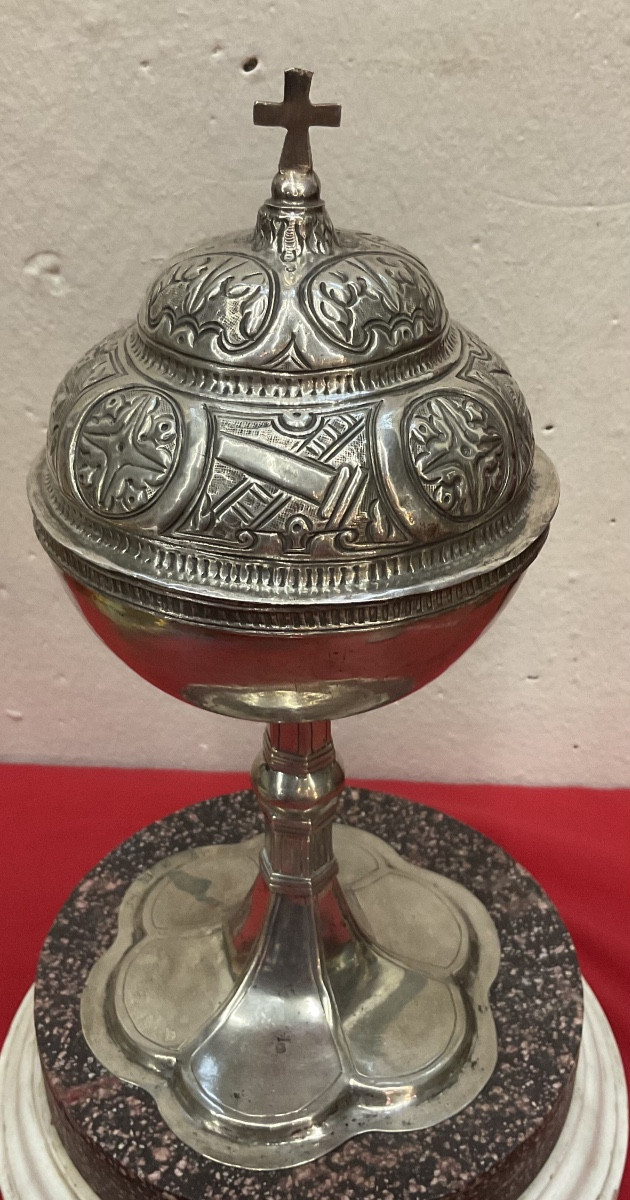 Ciboire en Argent, repoussée à Décor médaillons et instruments de le Passion, Fin XVII ième -photo-4