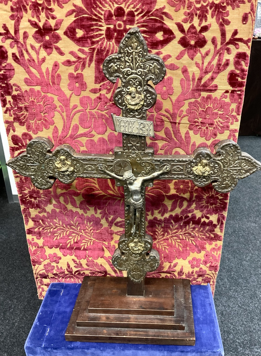 Croix de Procession , Cuivre repoussé, ciselé , anciennement argenté, Espagne ou Italie, XVème 
