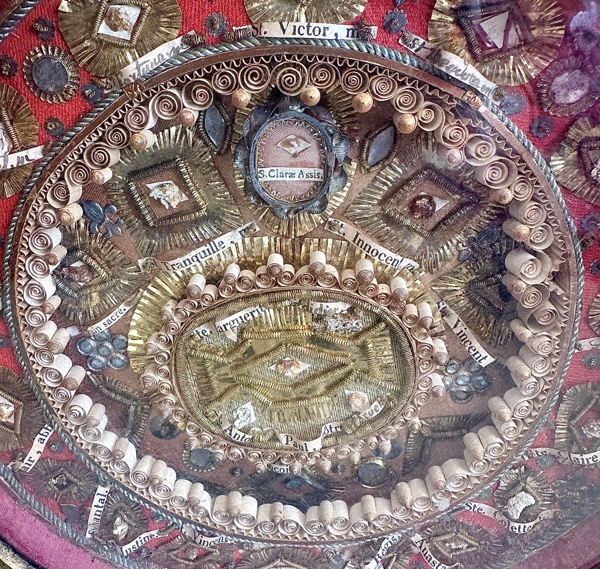 Round Reliquary Frame, Paperolles (nuns' Work) With Authentic Inscription On The Reverse, 19th Century -photo-3