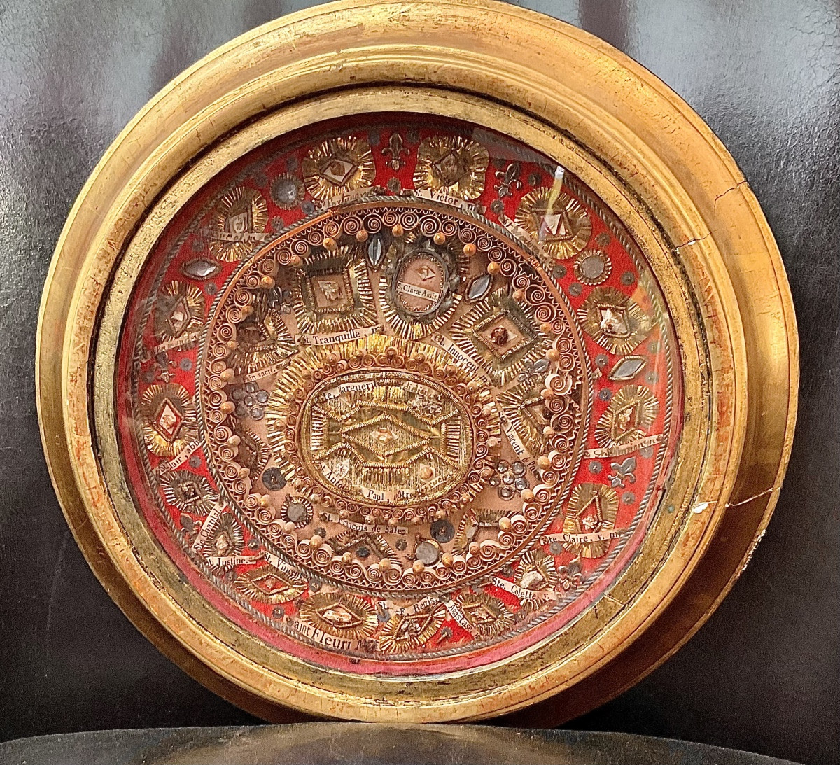 Round Reliquary Frame, Paperolles (nuns' Work) With Authentic Inscription On The Reverse, 19th Century 