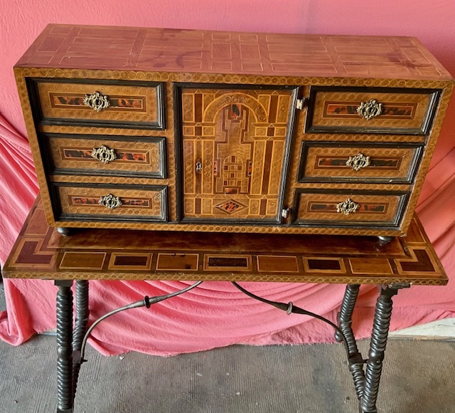 Bargueño ( cabinet)en bois marqueté sur son piètement d’origine, Espagne, vers 1700-photo-2