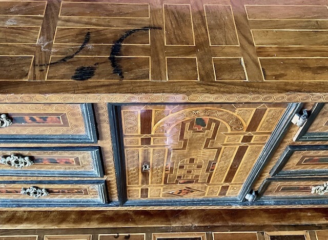 Bargueño ( cabinet)en bois marqueté sur son piètement d’origine, Espagne, vers 1700-photo-4