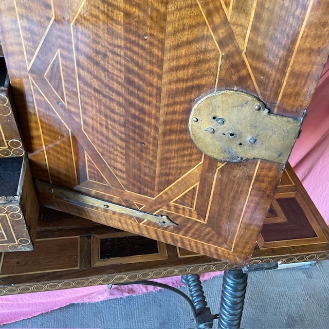 Bargueño ( cabinet)en bois marqueté sur son piètement d’origine, Espagne, vers 1700-photo-4