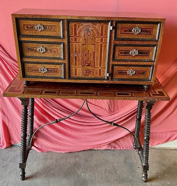 Bargueño ( cabinet)en bois marqueté sur son piètement d’origine, Espagne, vers 1700