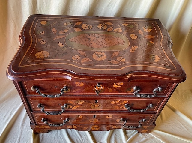 Commode Miniature Hollandaise Marquetée, vers 1790-1800