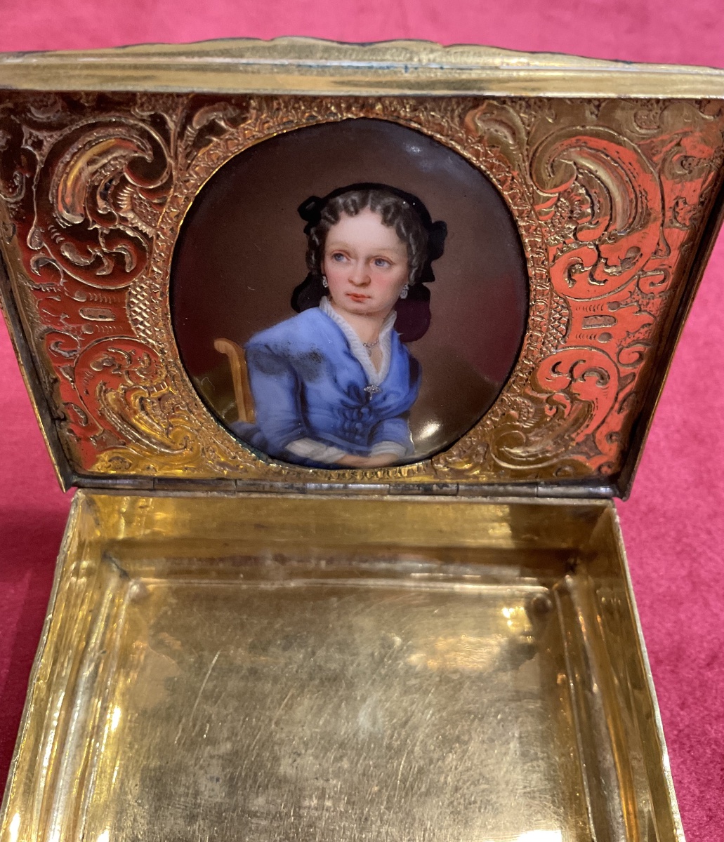 Boîte (Nécessaire De Dame) En Argent Doré Abritant Portrait de Jeune Femme Sur Porcelaine, XIXe