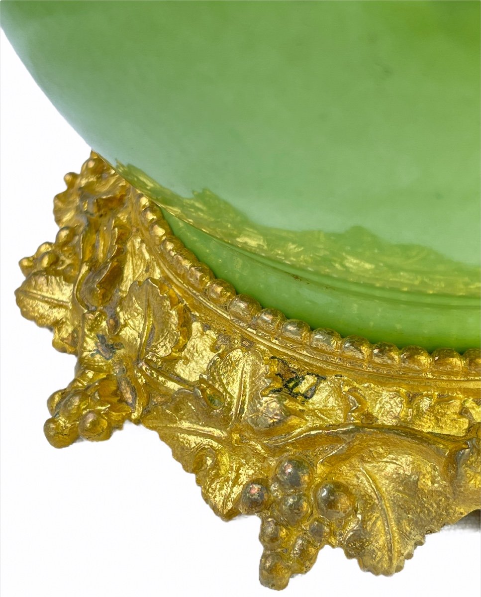 Lampe Napoléon III En Porcelaine Monture En Bronze Doré à Décor De Fleurs De Lilas-photo-1