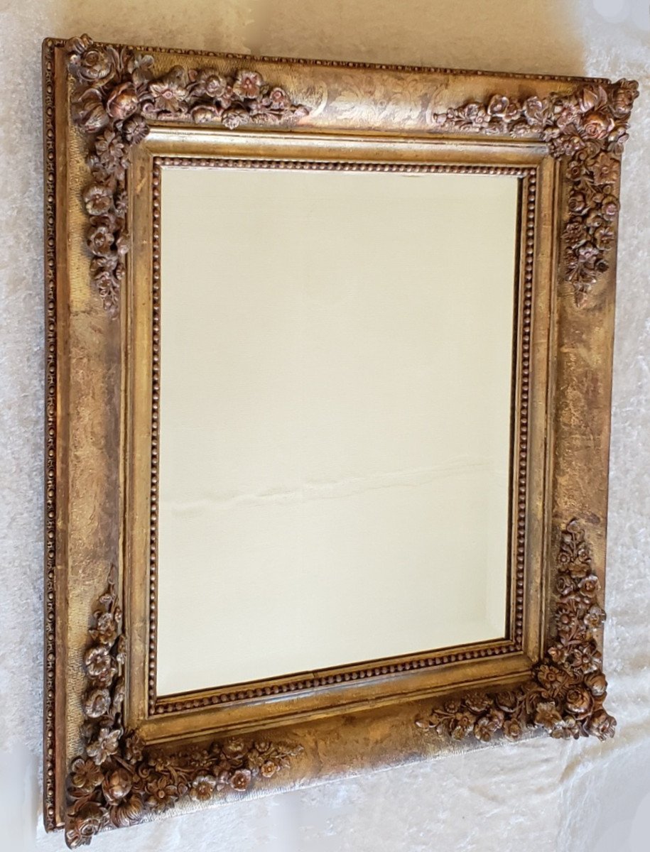 Miroir bois et stuc doré de style Restauration à décor de roses -  XIX° - 64 X 56 cm