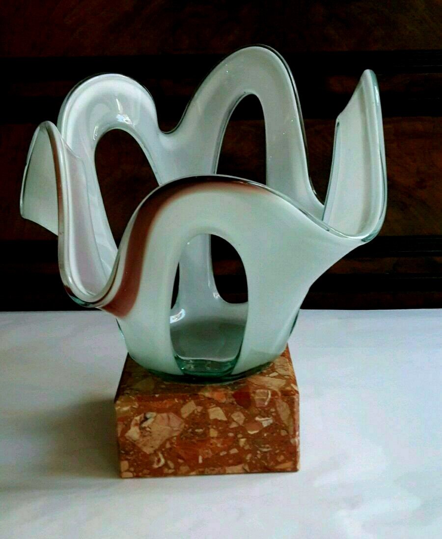 Coupe en verre opalin sur socle marbre - Création Makora Krosno Pologne -1950