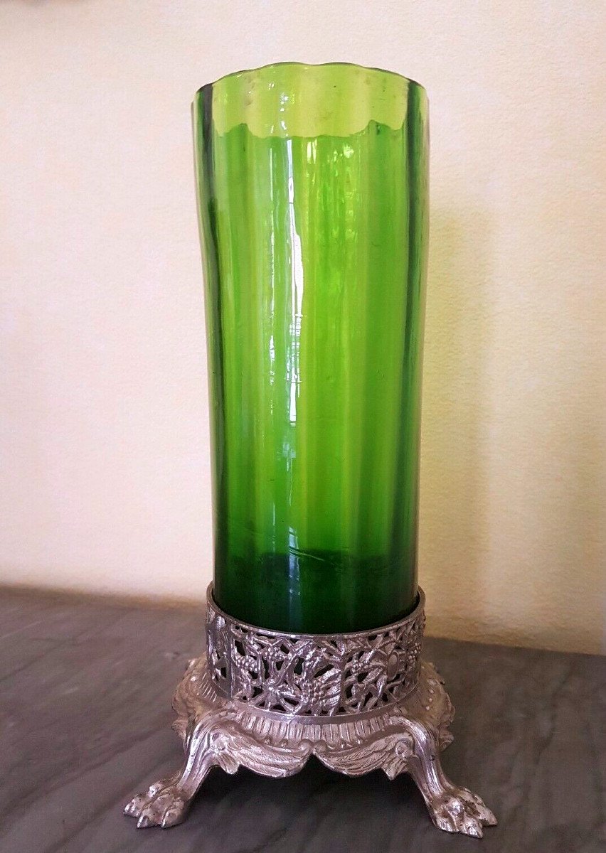 Vase ancien en verre avec monture pieds griffe en m&eacute;tal argent&eacute;. Napol&eacute;on III