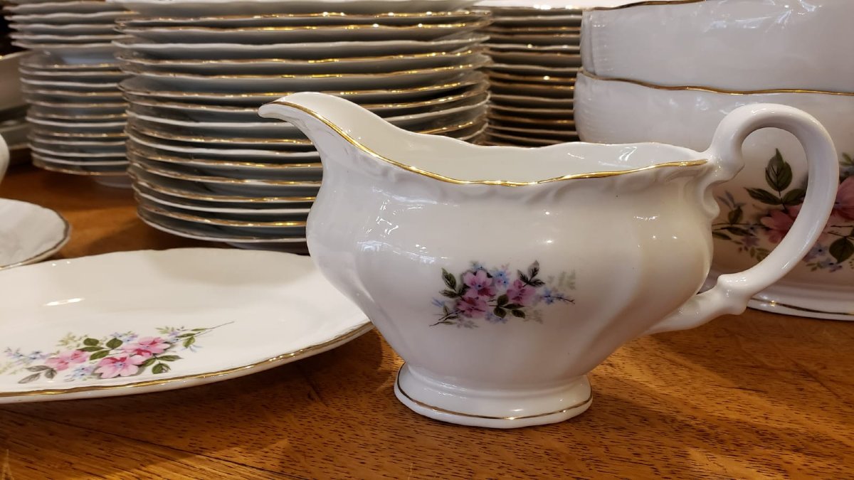 Important service en porcelaine fine à décor floral - 85 pièces-photo-2