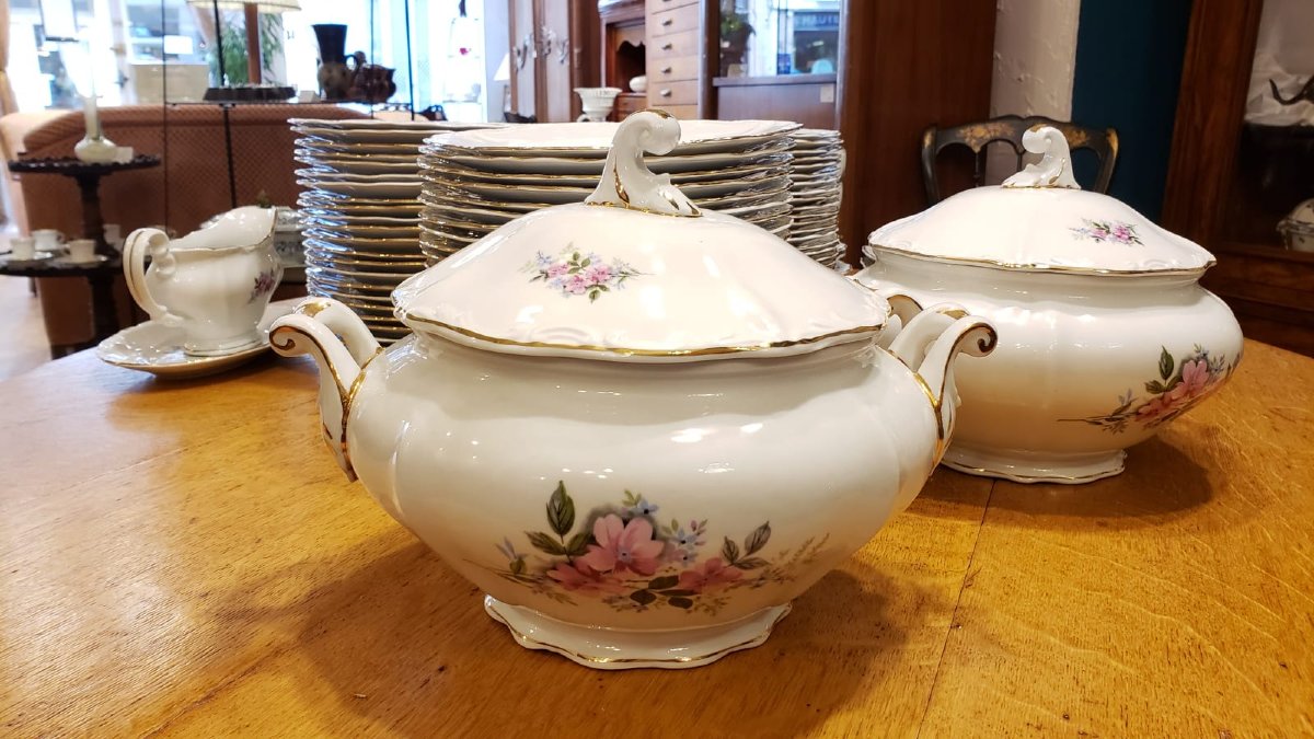 Important service en porcelaine fine à décor floral - 85 pièces-photo-4