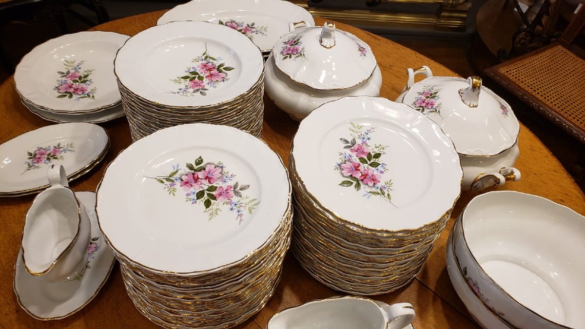Important service en porcelaine fine à décor floral - 85 pièces-photo-5