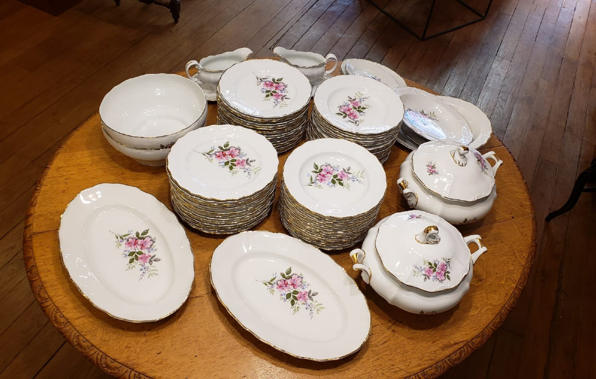 Important service en porcelaine fine à décor floral - 85 pièces