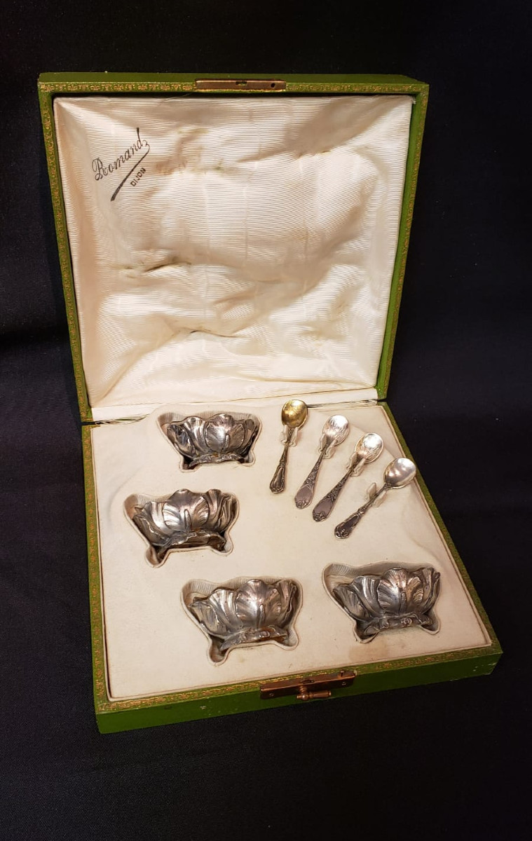 Set Of 4 Louis XV Style Silver Salt Cellars With Minerva Seal And Matching Small Spoons