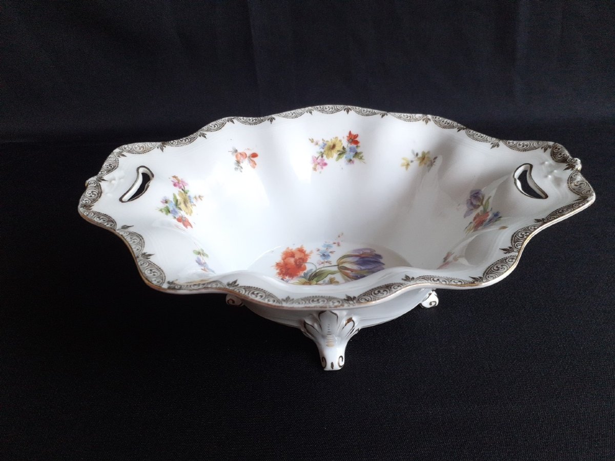 Coupe ou jardinière en porcelaine de style Louis XV. Décor floral polychrome. Fin XIX°