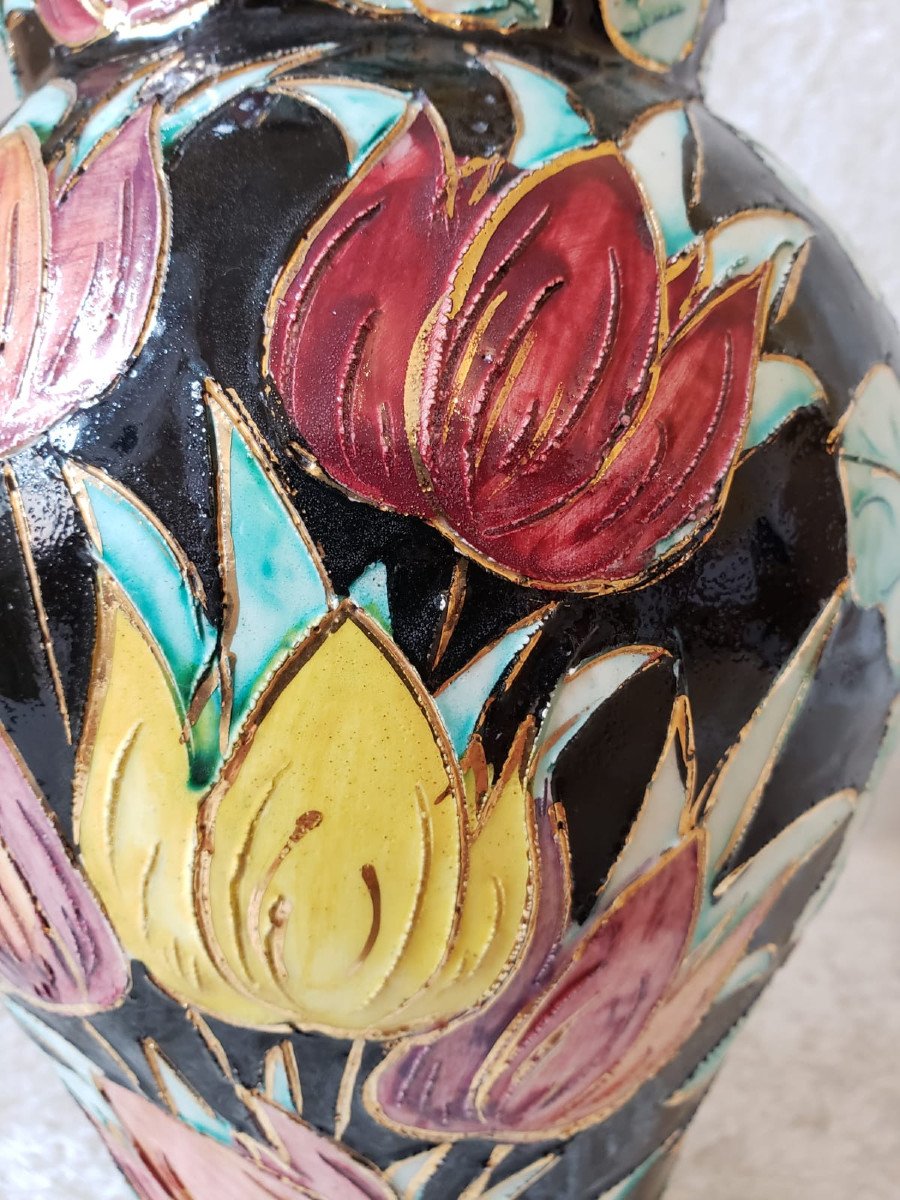 Vase en céramique de Vallauris à décor floral cloissonné sur fond noir. 1960.-photo-1