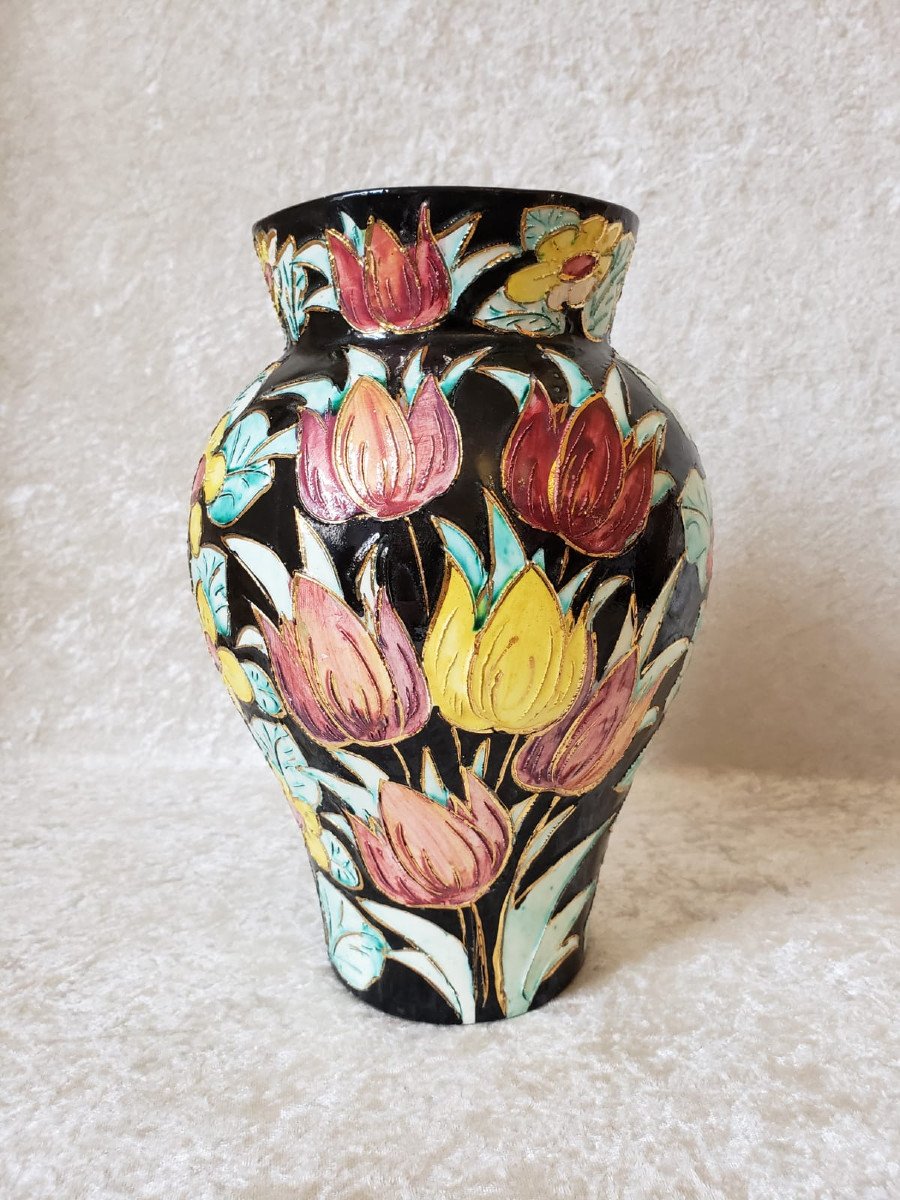 Vase en céramique de Vallauris à décor floral cloissonné sur fond noir. 1960.